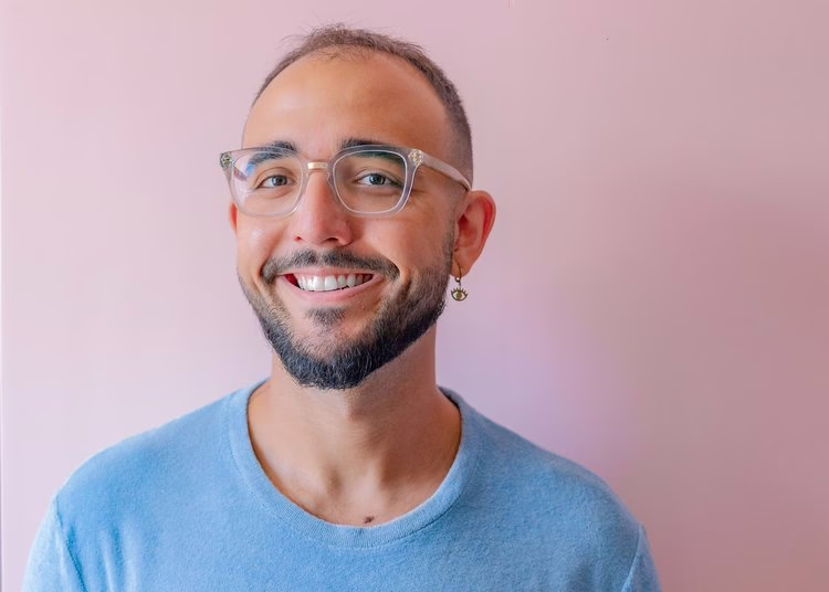 Raphael Montes comemora marca histórica: UM MILHÃO de livros vendidos; Confira!