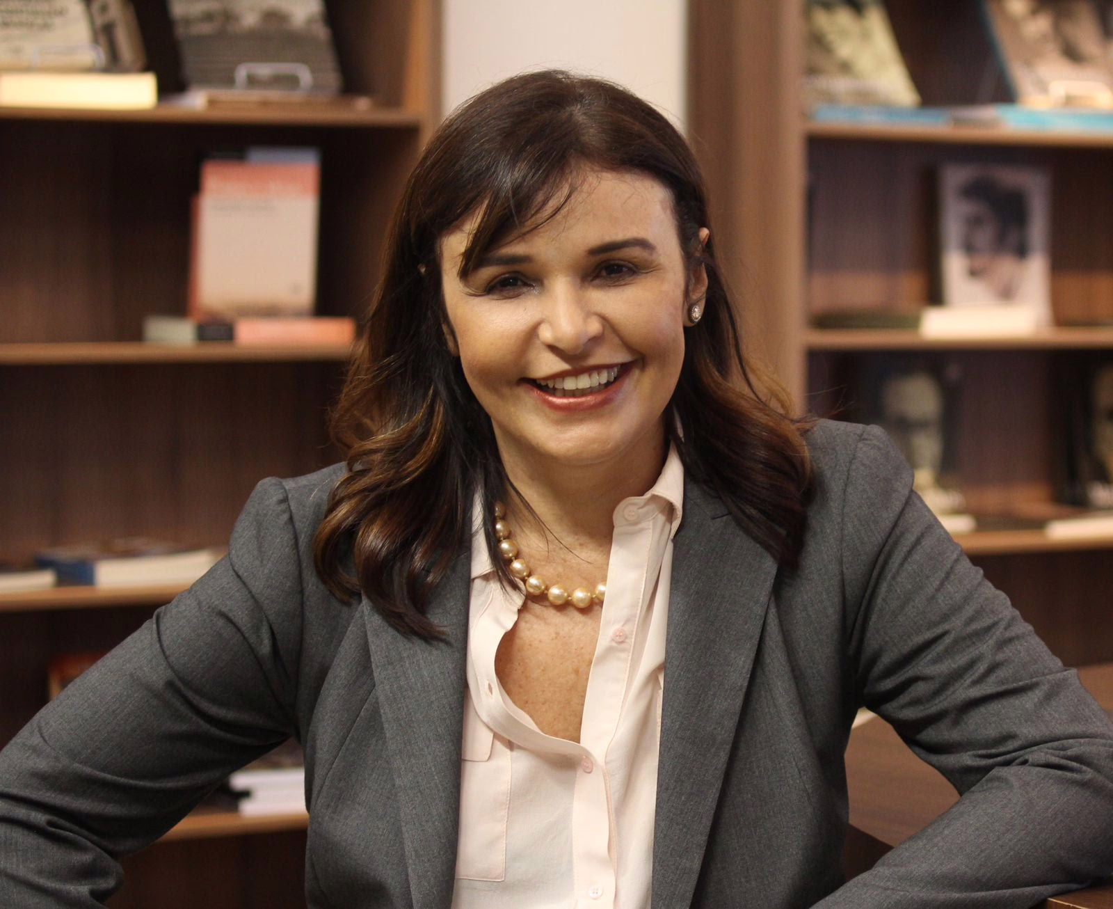 Escritora e Promotora de Justiça cria a “Hogwarts do Direito” em novo livro